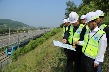 김한영 공항철도 사장이 비탈면과 시설 점검로를 순회하며 안전점검을 하고 있다.