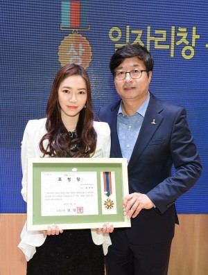  MBC아카데미뷰티스쿨 수원 캠퍼스 변정란 원장(왼쪽)과 염태영 수원시장(오른쪽). 사진=에스티유니타스.
