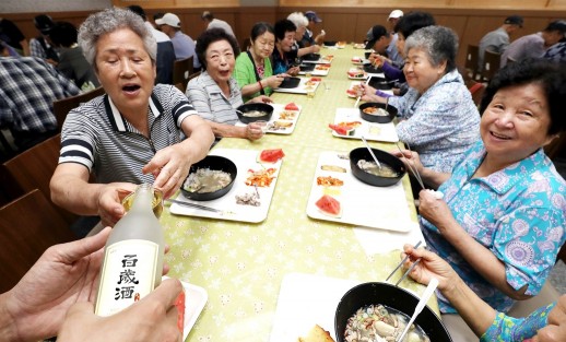 주류업체 ‘국순당’이 초복을 앞두고 11일, 서울시 종로구에 위치한 노인복지센터에서 600여 명의 어르신에게 복달임 음식과 술로 삼계탕과 백세주를 대접했다고 밝혔다. 사진=국순당 제공