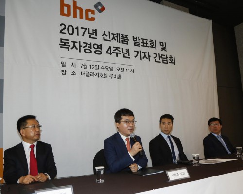 bhc는 12일 서울 더플라자호텔에서 박현종 회장(사진 왼쪽 두 번째) 등이 참석한 가운데 ‘독자경영 4주년 기념 기자간담회’를 개최했다. 사진=bhc 제공