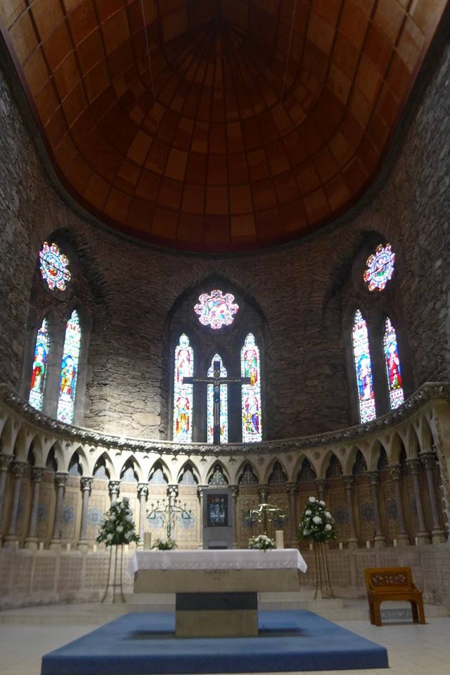 딩글타운 마리아 성당 내부