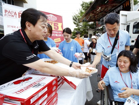 한국파파존스 서창우 회장이 지난해 개최된 '스페셜올림픽코리아 전국하계대회' 현장에서 피자 나눔 활동을 펼치고 있다. 사진=한국파파존스