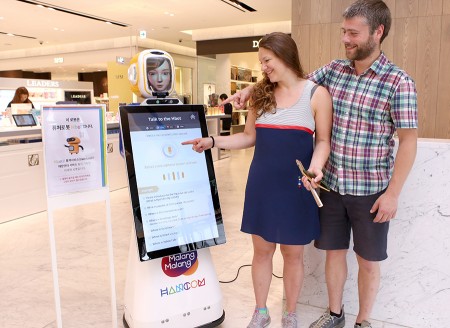 현대백화점은 유통업계 최초로 현대시티아울렛 동대문점에 인공지능 기반 통역 기술이 적용된 말하고 움직이는 로봇 쇼핑 도우미 