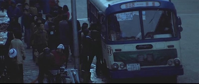 옛날 버스와 안내양. 출처 : 영화 영자의 전성시대 (1975)