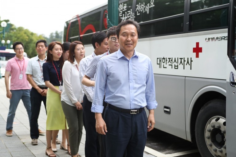 헌혈 운동에 동참하기 위해 줄을 서 기다리고 있는 한국마사회 임직원. 맨앞 한국마사회 이양호 회장