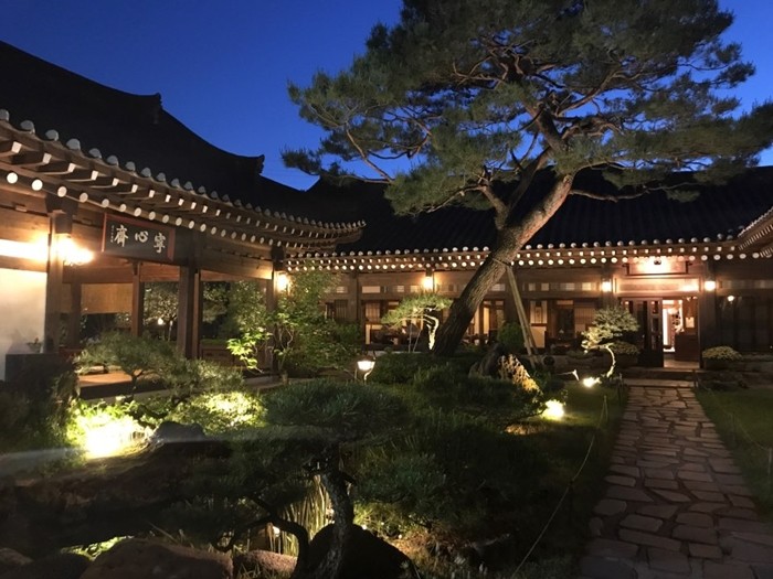 경기도 광주의 T 한식당의 정원의 아름다움을 보여주기 위한 세밀한 조명계획 (사진 윤창기)