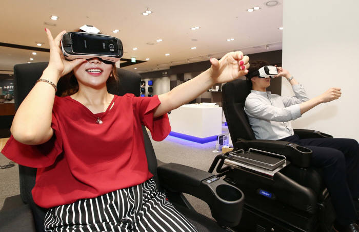 전자랜드 용산본점 리뉴얼 매장 모습. 고객들이 VR 체험을 하고 있다. 사진=전자랜드프라이스킹 제공
