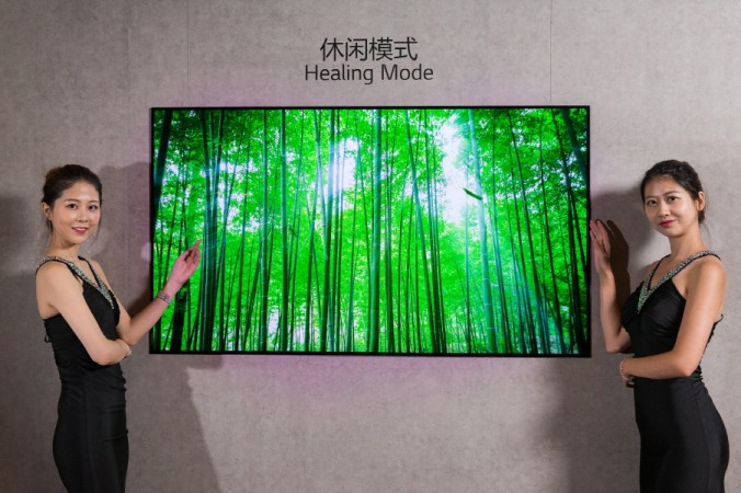 행사장 한편에 마련된 전시장에서 모델들이 65인치 UHD OLED TV를 그림이나 사진을 전시하는 실내 인테리어 용도로 활용되는 모습을 시연하고 있다.