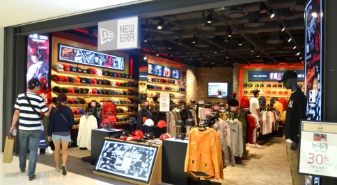 서울 영등포에 위치한 복합쇼핑몰 '타임스퀘어'가 2030세대 젊은 층들이 선호하는 인기 패션 브랜드를 새롭게 유치하고 매장 리뉴얼을 단행했다. 뉴에라 매장. 사진=타임스퀘어 제공