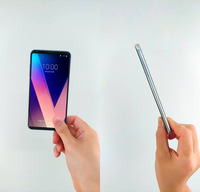 V30는 '크고 무겁다'는 대화면폰의 단점을 극복하고 대화면폰도 크고 가벼우며 얇을 수 있다는 사실을 증명했다.