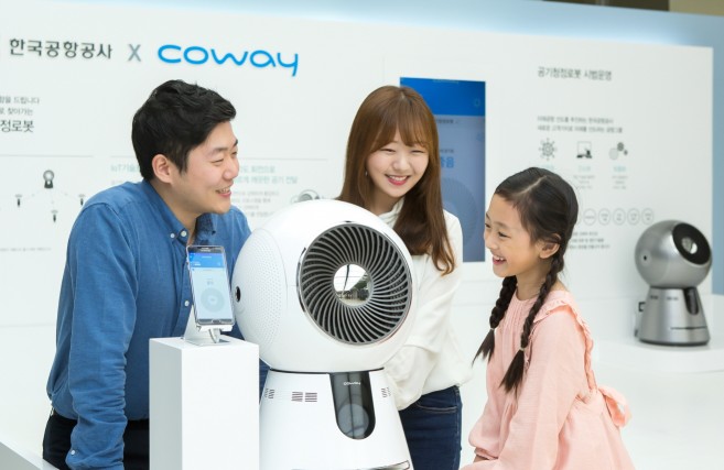 라이프케어기업 ‘코웨이’는 오는 10월 26일까지 서울시 강서구에 위치한 김포공항에서 사물인터넷(IoT)을 탑재한 혁신적인 ‘코웨이 로봇공기청정기’를 시범 운영한다고 27일 밝혔다. 사진=코웨이 제공