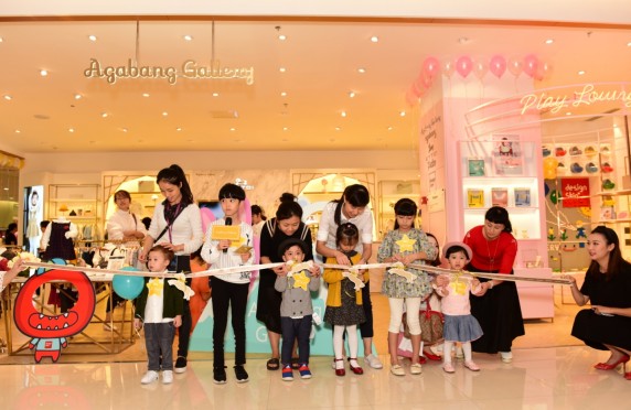 아가방앤컴퍼니가 지난 16일 오픈한 중국 청두 소재 왕푸징 복합쇼핑몰. 이 쇼핑몰에 입점한 아가방갤러리 왕푸징 2호점 오픈을 맞아 초청된 현지 유아동들이 테이프커팅을 하고 있다. 사진=아가방앤컴퍼니 제공