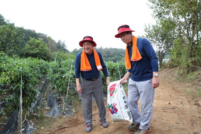  LG디스플레이 CEO 한상범 부회장(왼쪽)과 권동섭 노동조합위원장이 27일 교남어유지 동산을 찾아 고추 수확에 일손을 보탰다.