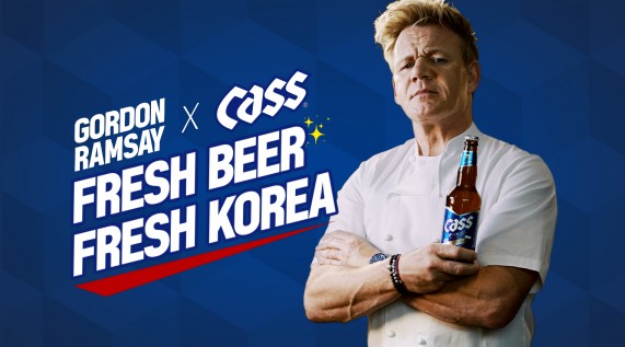 오비맥주의 대표 브랜드 카스는 영국 출신의 세계적인 셰프이자 유명 TV 프로그램 진행자인 고든 램지가 한국의 음식과 맥주를 즐기는 모습을 담은 신규 TV 광고를 지난 15일 공개했다고 밝혔다. 사진=오비맥주 제공