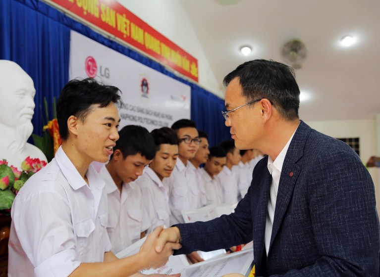  LG디스플레이 석명수 베트남법인장(오른쪽)이 하이퐁폴리텍학교 우수장학생들에게 장학금을 전달하고 있다.