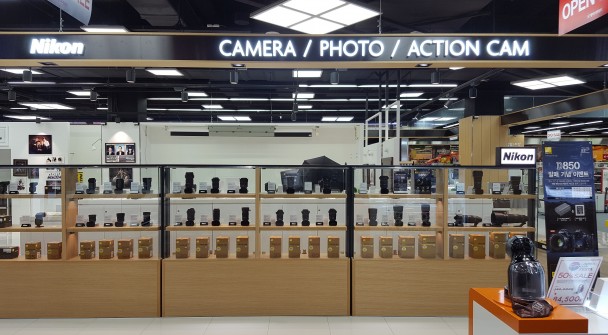 롯데하이마트가 국내 최초로 김포공항점에 프리미엄 카메라 전문관을 오픈했다. 사진=롯데하이마트 제공