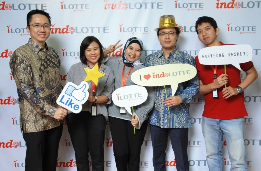 롯데그룹은 인도네시아 재계 2위 살림그룹과의 합작법인 ‘인도롯데’를 설립하고 10일(현지 시간)부터 현지 온라인쇼핑몰인 ‘아이롯데(ilotte)’을 공식 오픈한다고 9일 밝혔다. 인도롯데 직원들. 사진=인도롯데 제공