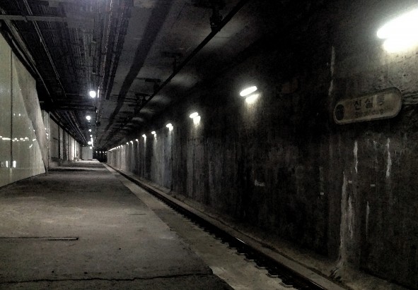 `여의도 지하 비밀벙커`를 비롯해 `경희궁 방공호`와 `신설동 유령역` 등 비밀스럽게 설치됐던 서울시의 지하공간 3곳이 공개된다. 신설동 유령역. 사진=서울시 제공