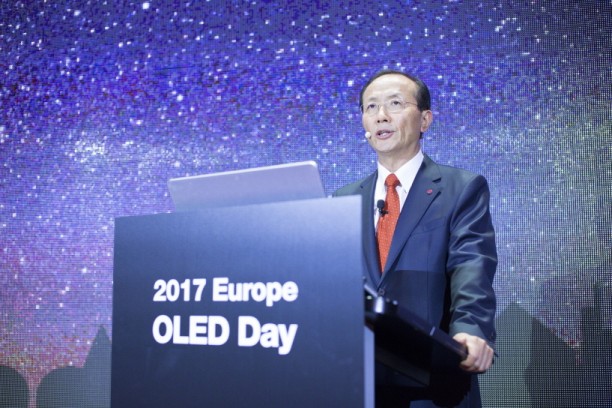 독일 뮌헨에서 열린 '유럽 올레드 데이' 행사에서 LG디스플레이 여상덕 사장이 '올레드가 미래의 디스플레이'라는 주제로 개막연설하고 있다.