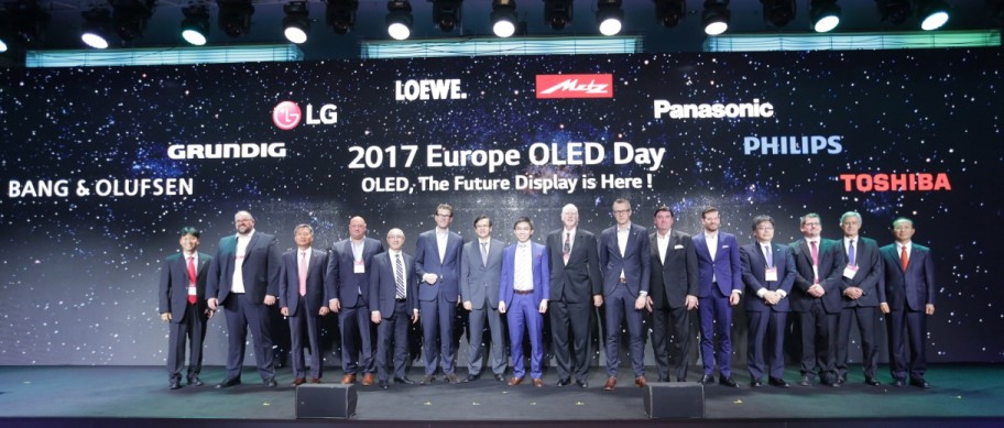 최근 독일 뮌헨에서 열린 'OLED Day'행사에 참석한 글로벌 TV업체 및 업계 전문가들이 OLED TV의 프리미엄TV시장 석권을 축하하고 있다.