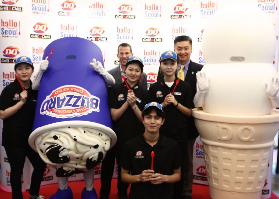 새로운 개념의 아이스크림이 한국 소비자들에게 선보인다. 미국 디저트·패스트푸드 브랜드 ‘데어리퀸’은 11월 4일 서울 대학로에 ‘DQ Grill & Chill’ 매장을 오픈한다고 밝혔다. 사진=데어리퀸 제공