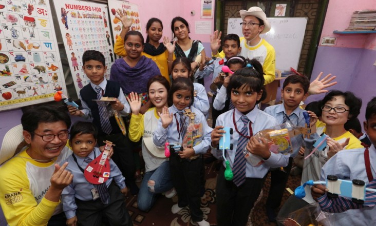 14일(화), 인도 뉴델리 '마하비르 엔클라브'마을에서 아시아나항공 임직원 봉사단이 학생들과 '만들기 교실'을 마치고 기념사진을 찍고 있다. 