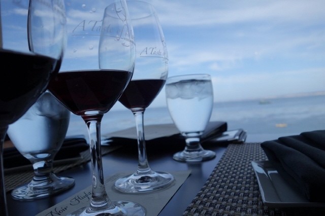 실리콘밸리 출장에서 만난 멋진 유리 와인잔, 와인, 투명한 바다, 파란 하늘. 몬테레이 캐너리 로 통조림공장 개조 와인바