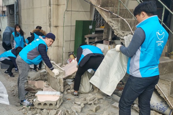 SPC그룹 임직원들이 17일 경북 포항시 지진 피해지역을 찾아 봉사활동을 펼치고 있다.