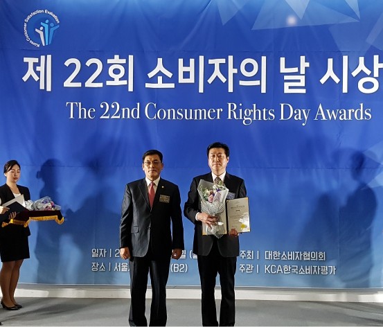한국소비자평가 송영재 회장(왼쪽)과 동국제약 서호영 이사(오른쪽)