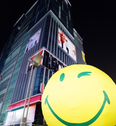 서울 서대문구 현대백화점 신촌점 유플렉스 1층 야외 광장에 '스마일리 라이트닝볼'이 설치돼 있는 모습. 사진=현대백화점 제공