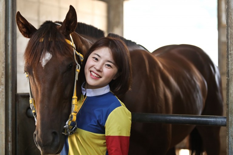 한국경마상 최초 여성기수 대상경주 우승을 달성한 김혜선기수와 제주의하늘