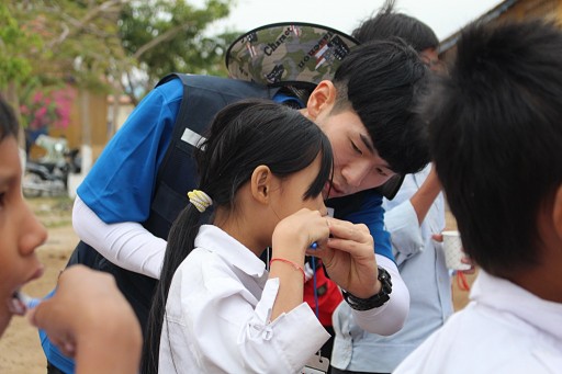 선문대학교봉사단이 캄보디아 어린이들에게 유디치과에서 후원한 구강용품으로 올바른 칫솔질 교육을 하고 있다. 사진=유디치과 제공