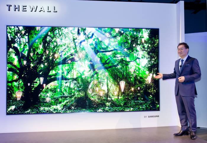 지난 8일 삼성 퍼스트 룩 2018 행사에서 마이크로 LED TV '더 월'을 소개하고 있는 한종희 삼성전자 영상디스플레이사업부장 사장. 사진=삼성전자 제공