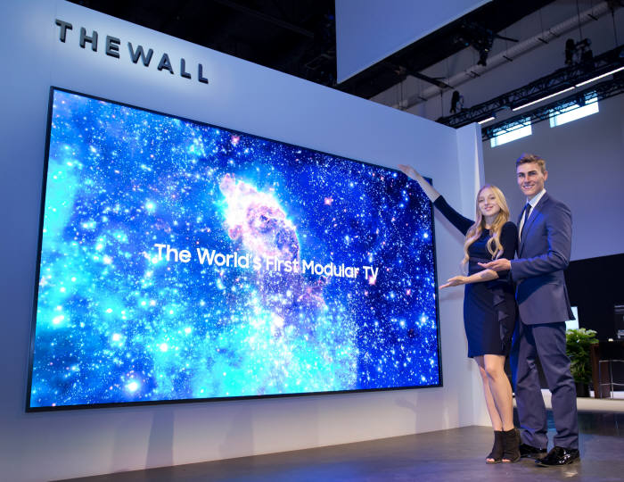 'CES 2018'에서 공개한 삼성전자 146형 마이크로 LED TV '더 월(The Wall)'. 이 제품은 세계 최초 모듈러 TV다. 사진=삼성전자 제공