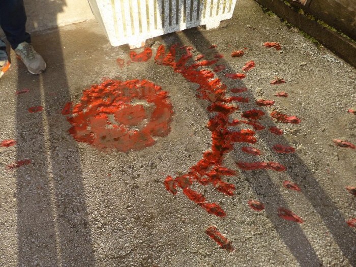 폭탄자국에 붉은 페인트를 부은 사라예보의 장미
