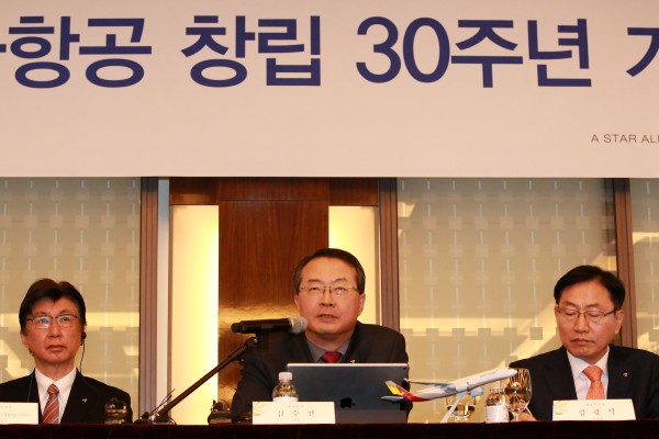 6일 서울 웨스틴조선호텔에서 열린 '창립 30주년 기념 기자간담회’ 에서 아시아나항공 김수천 사장(가운데)이 발언을 하고 있다. 사진제공=아시아나