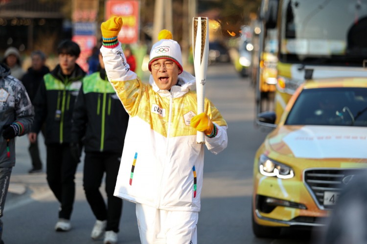 지난 8일 평창올림픽 개막 전일 성화봉송에 참여한 김낙순 한국마사회장.