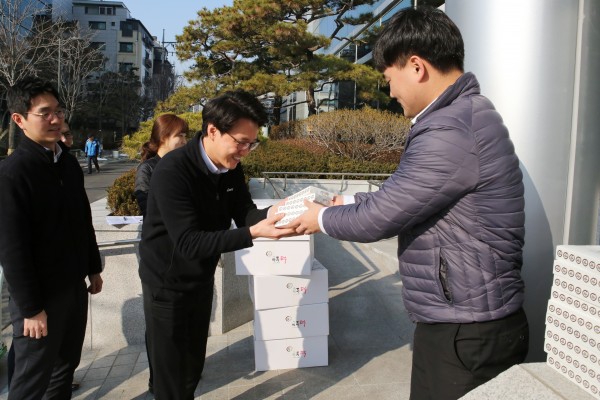 동아쏘시오그룹은 설날을 앞두고 임직원들에게 흑임자 인절미떡을 선물했다. 