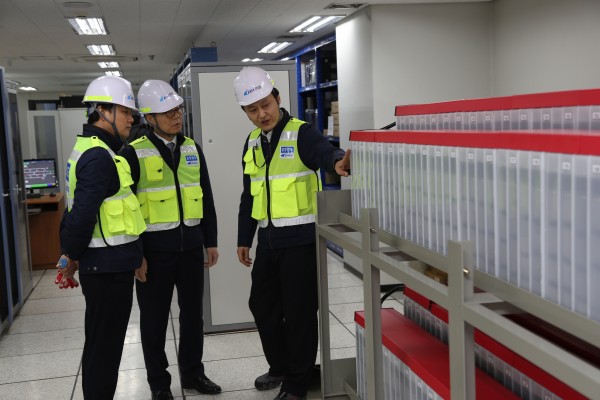 이성희 공항철도 부사장(왼쪽에서 두번째)이 검암역 신호기계실에서 무정전전원장치를 점검하고 있다.