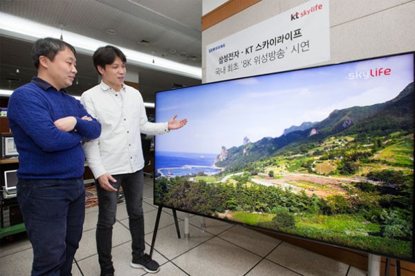 서울 목동 KT스카이라이프 방송센터에서 2018년형 삼성 QLED TV(85형)를 이용해 8K UHD 전국 단위 방송을 시연하는 모습