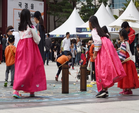 설 연휴를 맞아 서울 시내 곳곳에서 다채로운 문화와 체험행사가 펼쳐진다. 서울역사박물관 투호놀이 장면. 사진=서울시 제공