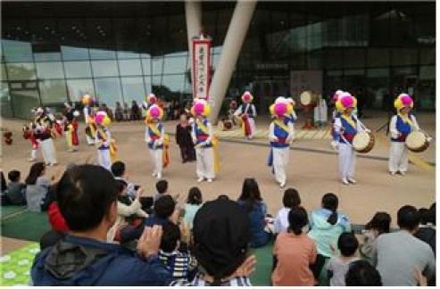 설 연휴를 맞아 서울 시내 곳곳에서 다채로운 문화와 체험행사가 펼쳐진다. 한성백제박물관 풍물놀이 장면. 사진=서울시 제공