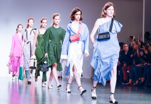 한섬 잡화 브랜드 '덱케'가 지난해 9월에 열렸던 런던패션위크에서 패션쇼를 진행하고 있는 모습. 사진=현대백화점그룹 제공