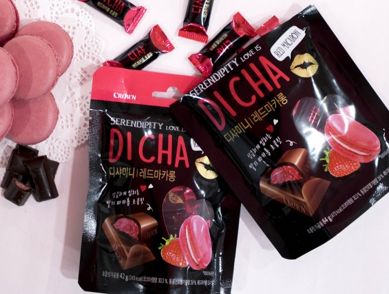 크라운제과는 쉘초콜릿 안에 딸기마카롱을 넣은 ’디샤 미니 레드마카롱'을 내놨다고 밝혔다. 고급 디저트로 사랑받는 초콜릿과 마카롱을 결합한 국내 최초 마카롱 초콜릿이 탄생한 것이다. 사진=크라운제과 제공