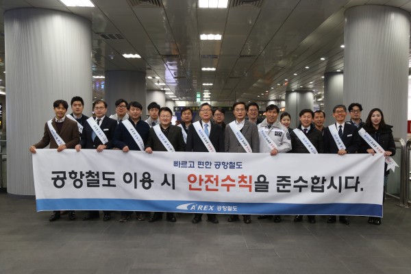 21일 이성희 부사장(왼쪽에서 다섯 번째)과 임직원들이 서울역에서 생활안전사고 예방 캠페인을 펼쳤다.
