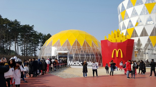 올림픽 공식 파트너사인 '맥도날드'가 운영하고 있는 강릉 동계올림픽 파크 매장이 오픈 후 10일 만인 지난 18일 방문객 8만1000명을 돌파했다고 밝혔다. 사진=맥도날드 제공