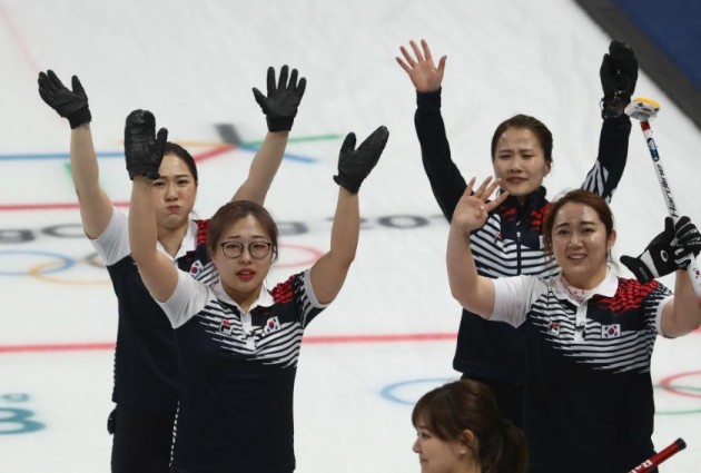 지난 23일 숙적 일본과의 준결승 경기에서 승리해 최초로 은메달을 확보한 컬링 여자 국가대표팀이 환호하는 관중에게 인사를 하고 있다. 사진=평창 동계올림픽 공식 홈페이지 캡처