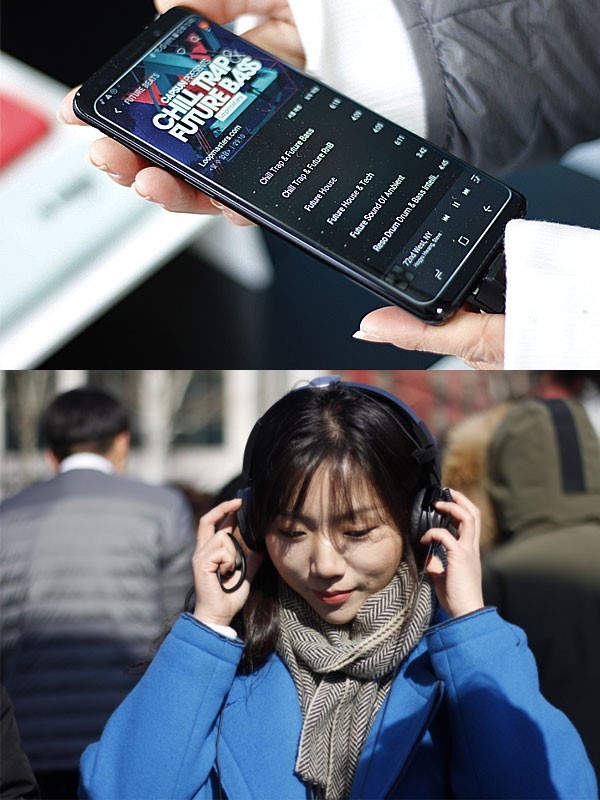 갤럭시S9 스마트폰과 연결된 AKG 헤드폰으로 청음하는 모습