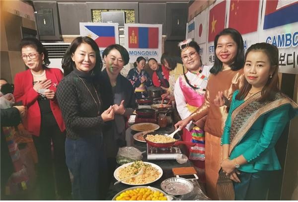 한국가수협회와 다문화예술인, 탈북민들들 참여한 '2018 신년의 밤 불우이웃돕기 사랑나눔 일일 찻집 행사'가 지난달 25일 성황리에 열렸다.