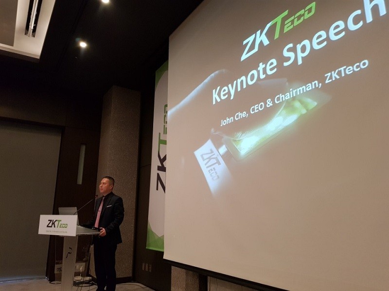  ZKTeco의 John Che(존 체) 회장 겸 CEO는 13일 기자간담회에서 IT 테스트베드로서의 한국의 가치와 함께 주요 경쟁 기업들과 선의의 경쟁을 통해 시장과 산업을 발전시키겠다고 했다.